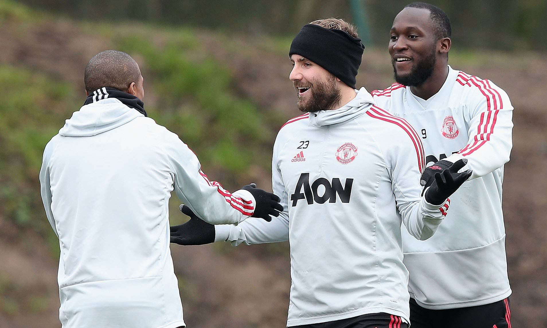 有爱心，卢克-肖给卡灵顿基地员工送去新年礼物