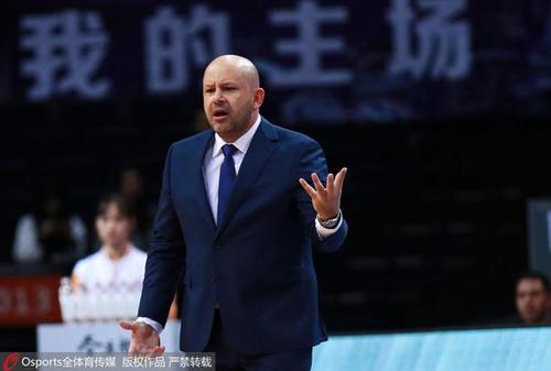 雅尼斯：球员很拼，赛后继续总结