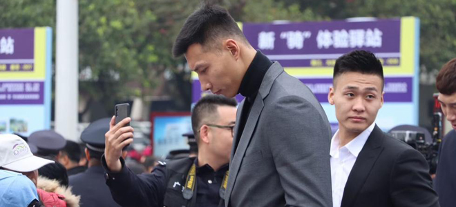 广东全队正装出席活动，阿联衣品惹人称赞