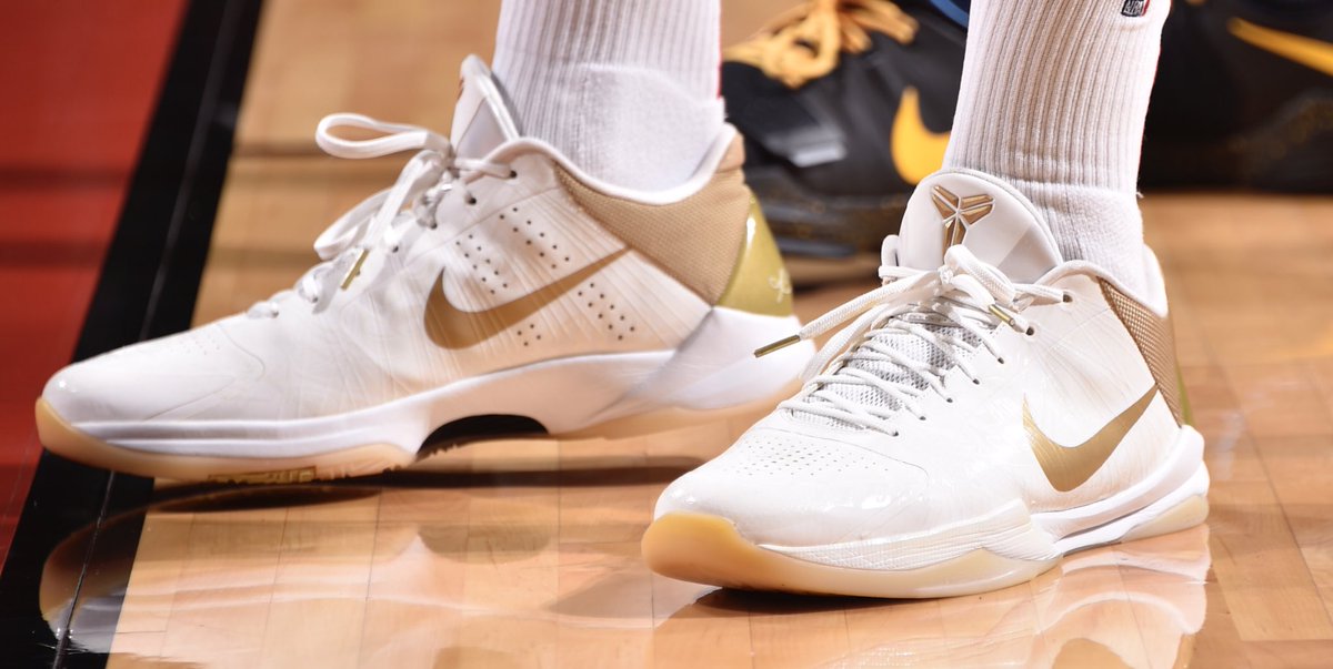 今日常规赛上脚球鞋一览：塔克上脚白金配色Kobe 5
