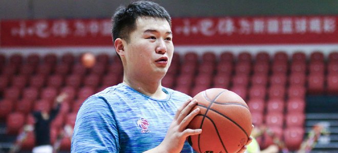 疯狂折返跑！广东全队陪万圣伟加练体能