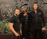 拳王约书亚造访曼联训练场，晒与博格巴合影