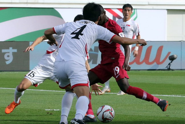 亚洲杯： 阿尔莫兹大四喜郑日冠染红，朝鲜0-6卡塔尔