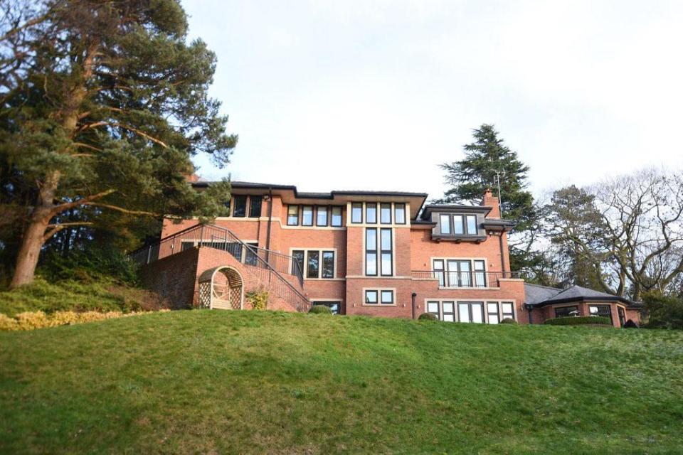 英媒：<a href=https://www.310bf.com/tags-C%E7%BD%97-0.html target=_blank class=infotextkey>C罗</a>曼市豪宅出售；新房东成功得到<a href=https://www.310bf.com/tags-C%E7%BD%97-0.html target=_blank class=infotextkey>C罗</a>的拥抱