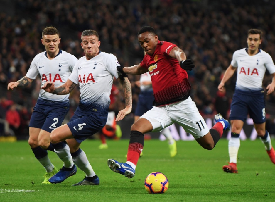 GIF：马夏尔单挑阿尔德韦雷尔德，射门被洛里封出