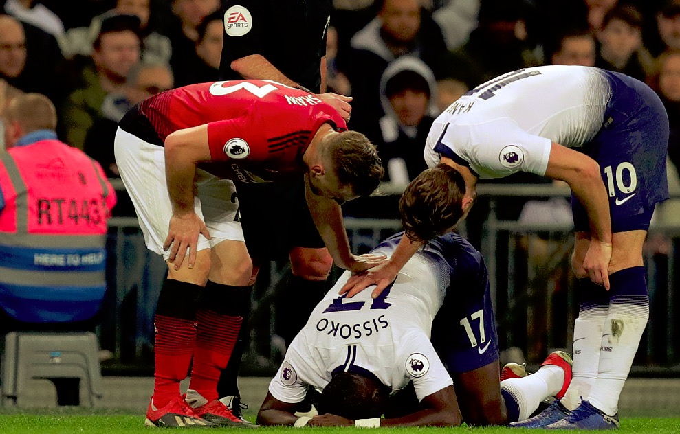 GIF：西索科拉伤倒地，特里皮尔和马夏尔起小冲突