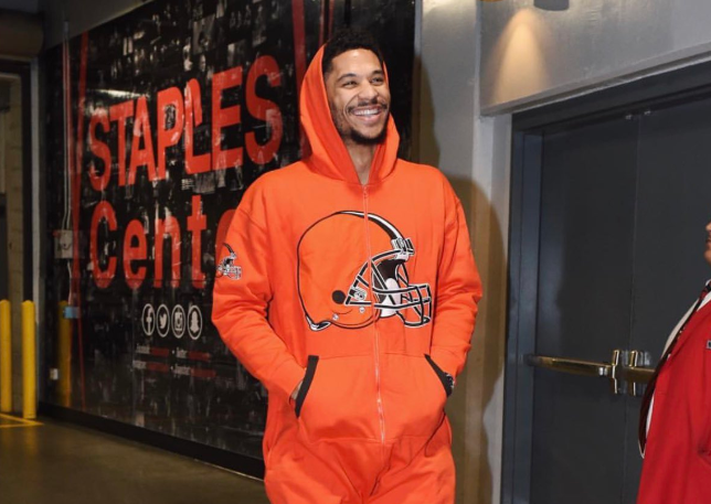 哈特打赌输给小南斯,穿对方NFL主队球衣入场