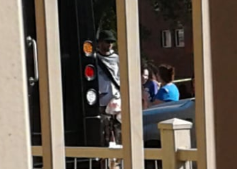 低调！网友爆料邓肯此前来到圣城社区分发食物
