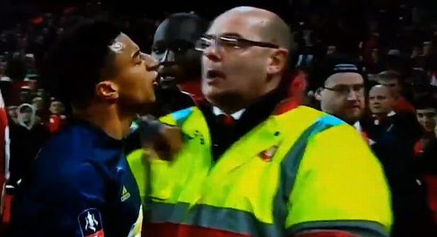 镜报：林加德因<a href=https://www.310bf.com/tags-%E9%98%BF%E6%A3%AE%E7%BA%B3-0.html target=_blank class=infotextkey>阿森纳</a>球迷往<a href=https://www.310bf.com/tags-%E6%9B%BC%E8%81%94-0.html target=_blank class=infotextkey>曼联</a>球员扔硬币而与球迷争吵