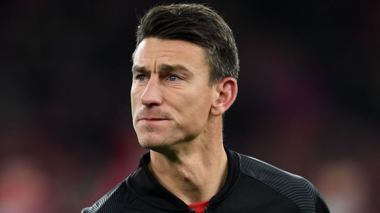 天空体育：科斯切尔尼已经被送往医院，疑似下颚骨折