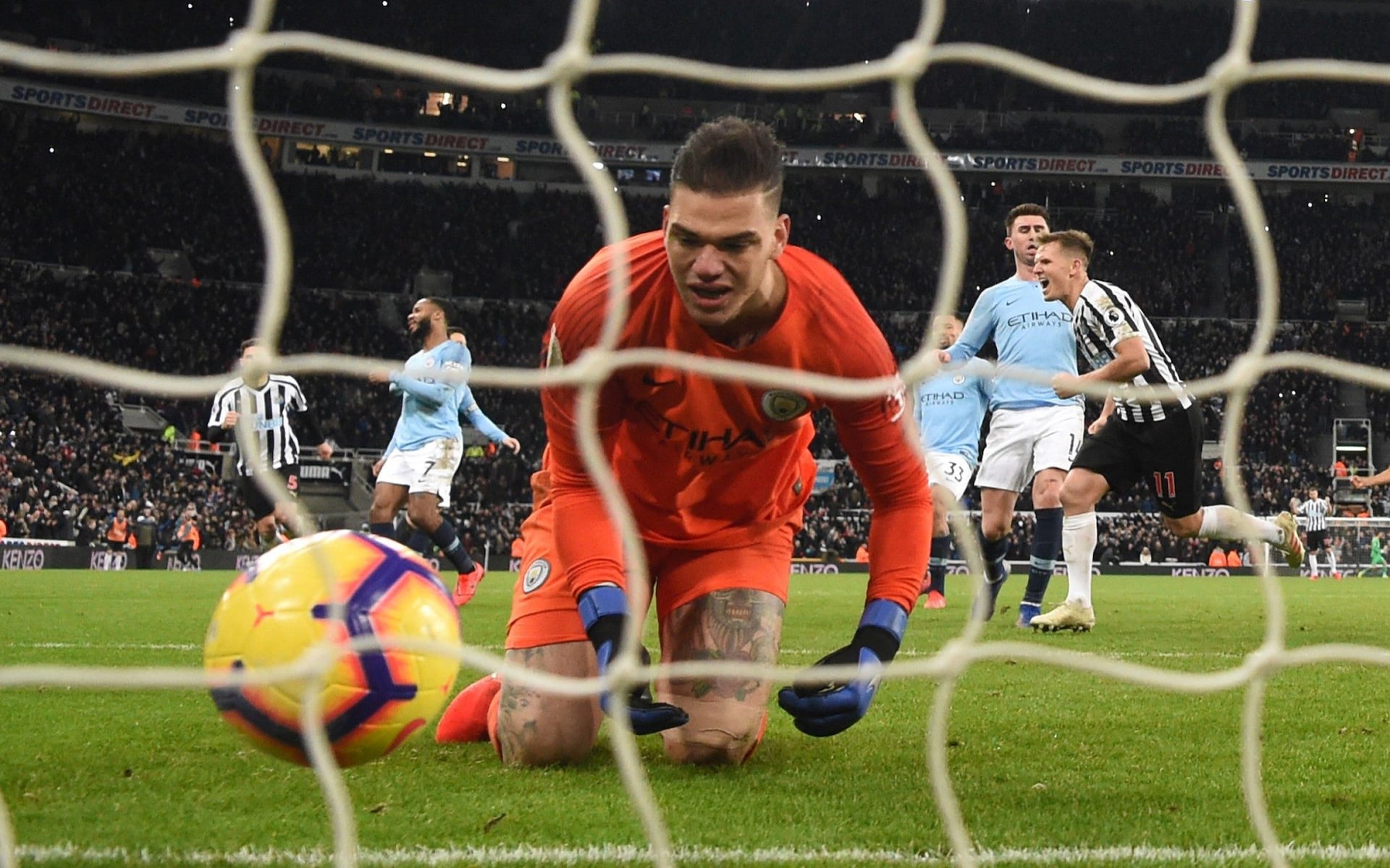 电讯报：埃德松腿上有伤，曼城只有年轻门将可用