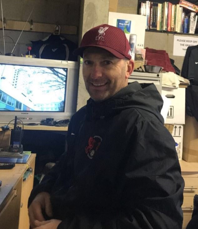 暖心一幕，克洛普率队借用球场后送工作人员帽子以示感谢