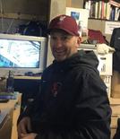 暖心一幕，克洛普率队借用球场后送工作人员帽子以示感谢