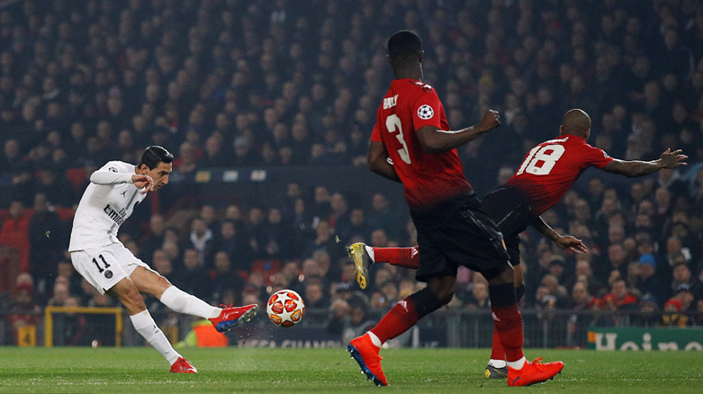 GIF：开场试试水准！迪马利亚远射稍稍打偏