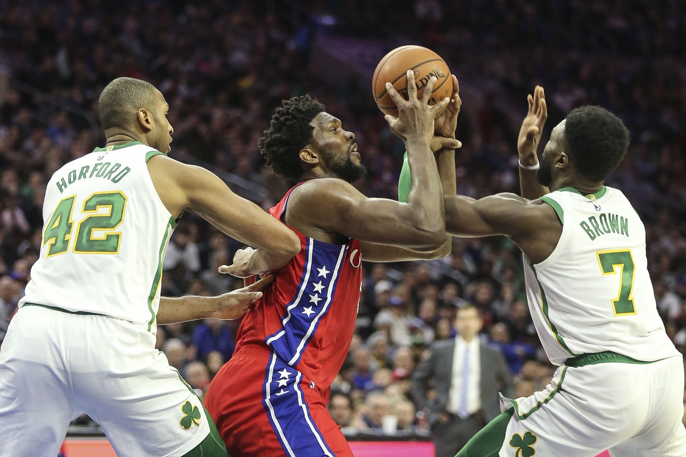 西蒙斯:恩比德每做一个动作,总有另一个防守人来协防