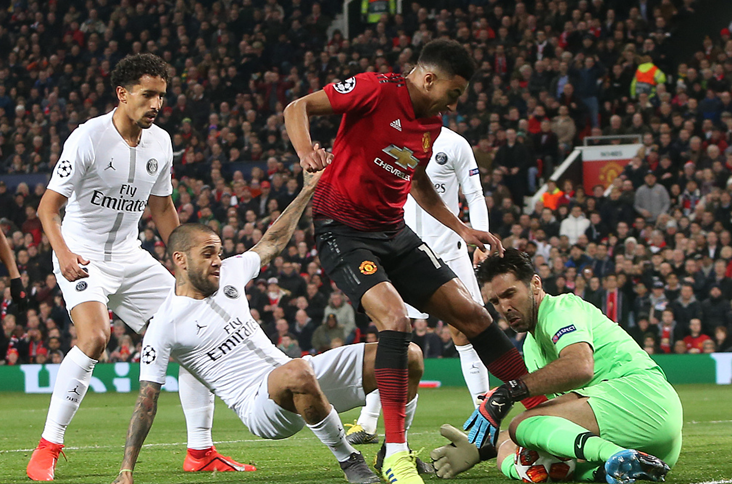 GIF：布冯没收了博格巴的突破分球后这个动作有点暖