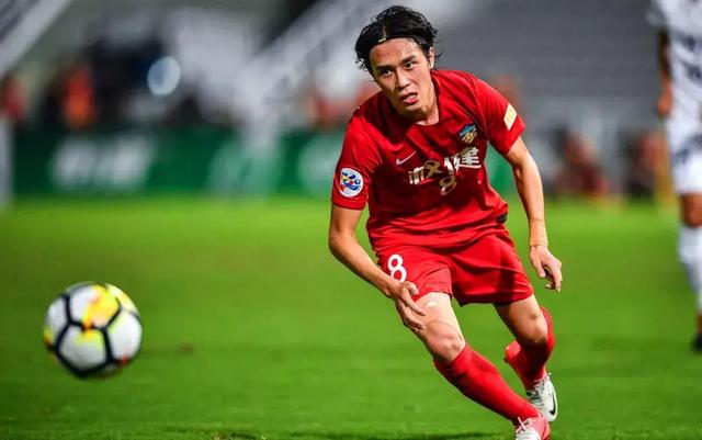 足球报:恒大为刘奕鸣张修维付出转会费加起来