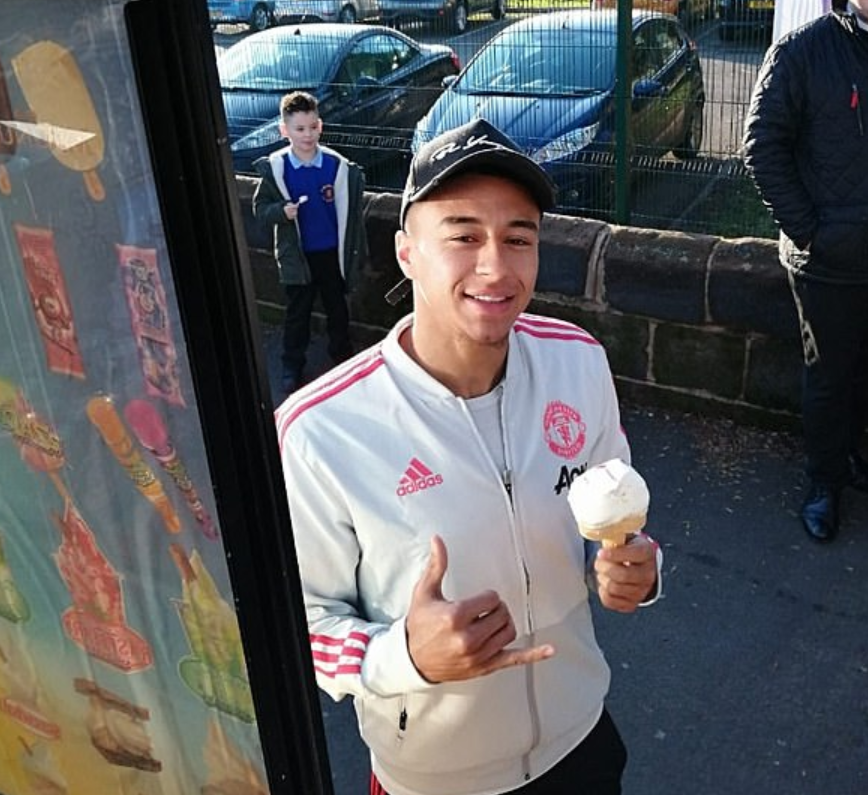 请客啦！林加德自掏腰包请家乡的孩子们吃冰淇淋