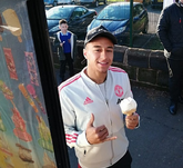 请客啦！林加德自掏腰包请家乡的孩子们吃冰淇淋