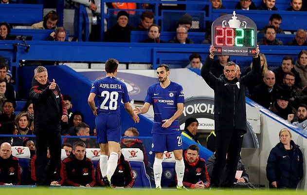 用扎帕科斯塔换AZP？萨里最后时刻的选择遭球迷质疑