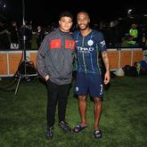 斯特林与遭种族歧视小球员合影：见面让我们彼此感到温暖