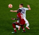 GIF：马内单刀射门偏出，错失进球机会