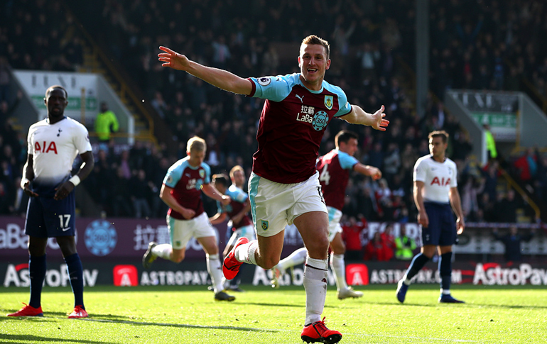 GIF：伍德头球破门，伯恩利主场取得领先