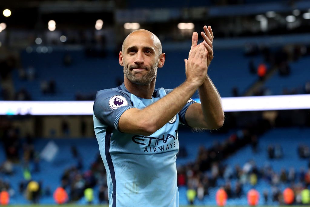 向老臣致敬！曼城球迷起立鼓掌欢迎萨巴莱塔