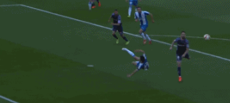 GIF：敢于尝试，武磊禁区内凌空抽射被提前破坏