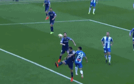 GIF：第一个进球还远吗？武磊禁区内头球高出横梁