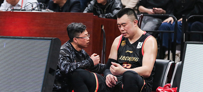 辽宁:韩德君左手第四掌骨骨折,保守治疗复出时间待定