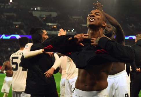 阿什利-扬送神预测球迷球衣，如能预测周末<a href=http://bf.310bf.net target=_blank class=infotextkey>比分</a>礼物加码