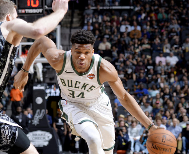 字母哥对马刺27+13+6集锦:扣篮变上篮