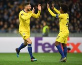 GIF：威廉任意球助攻吉鲁头槌建功，完成帽子戏法