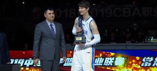 战神刘玉栋为王哲林颁发MVP战神杯