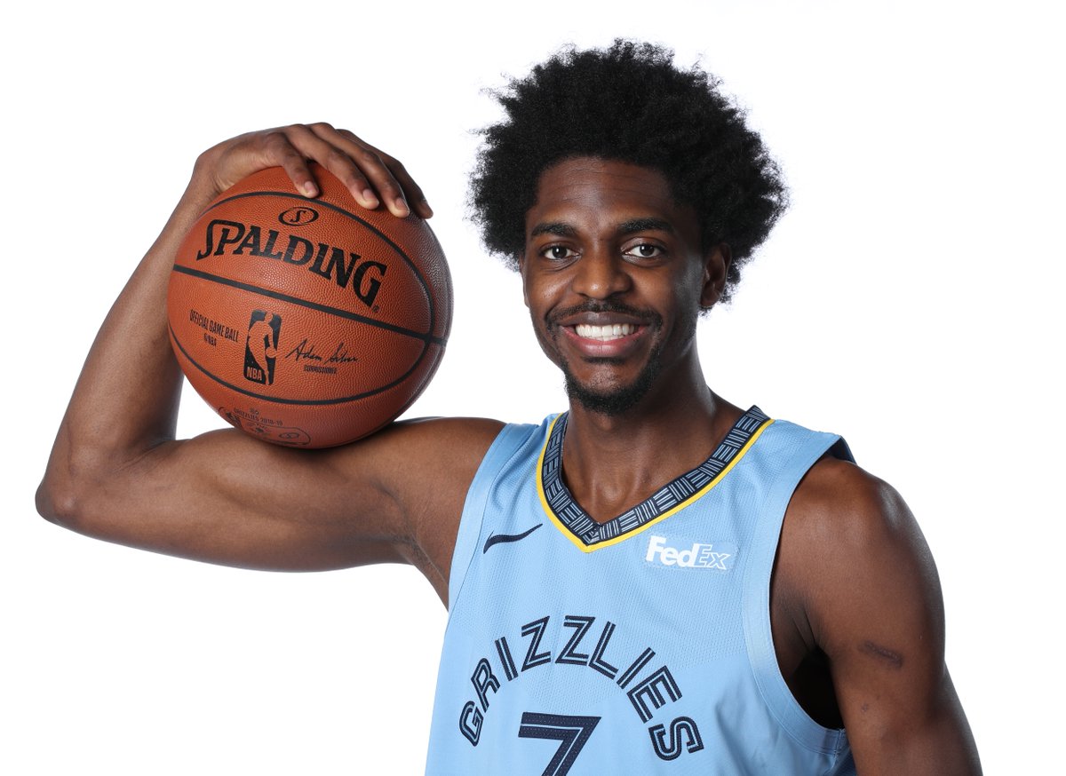 NBA民间祝贾斯廷-霍勒迪和文森特-爱德华兹诞辰快乐