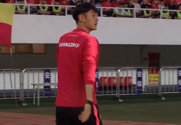 GIF:应该无碍,曾诚出现在场边,走路一瘸一拐