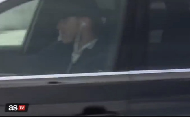 贝尔去训练被拍到开车戴耳机，或被扣3分罚200欧