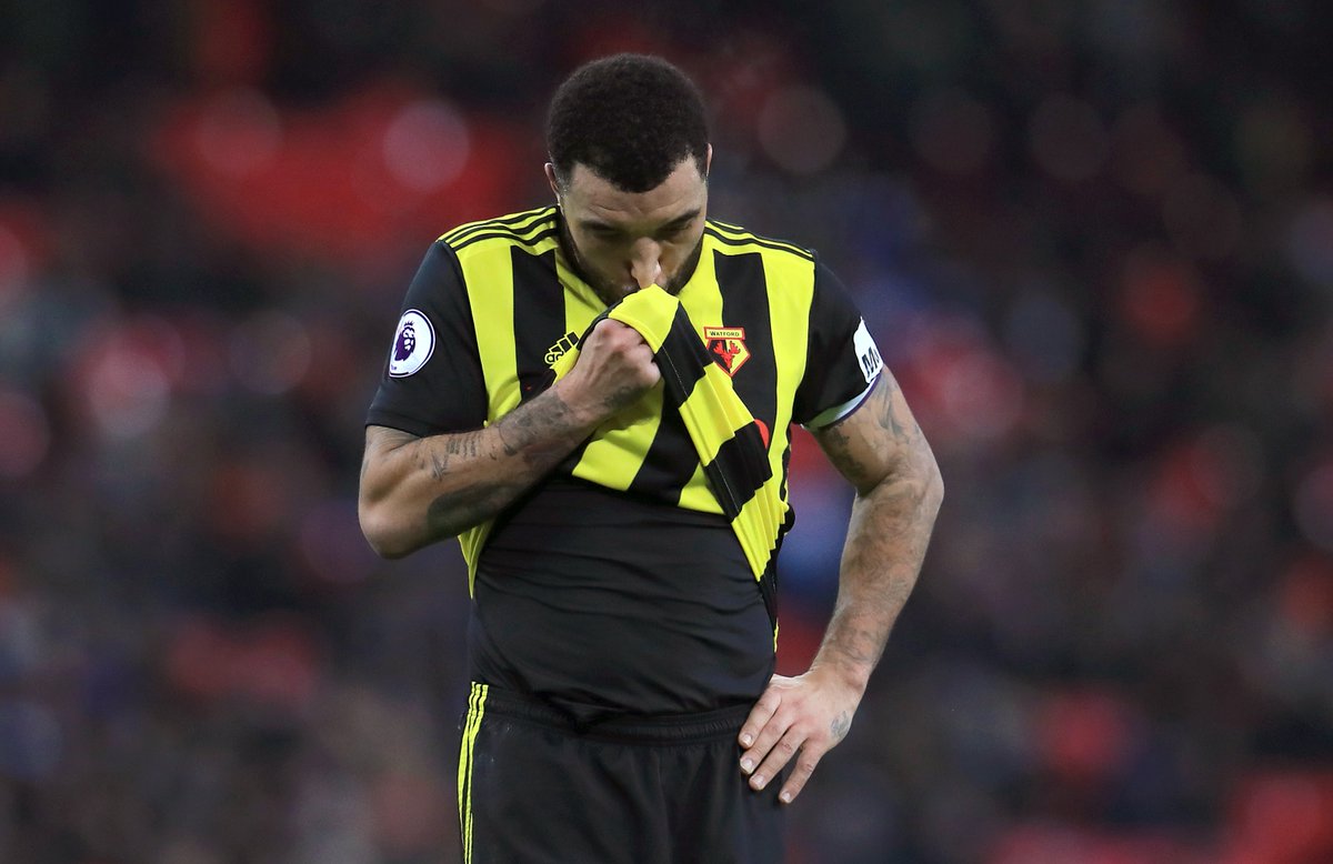 GIF：迪尼肘击托雷拉被罚下场，沃特福德十人作战