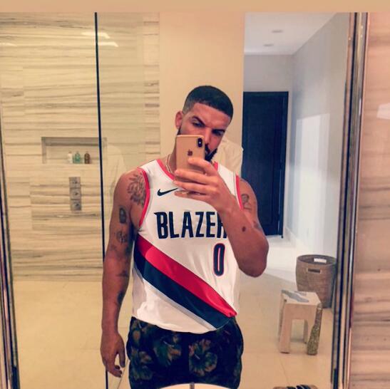 魔咒来袭！雷霆球迷发布Drake身穿开拓者球衣照片