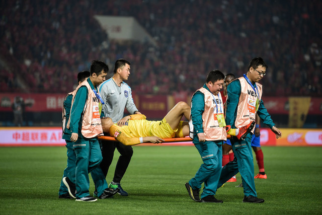 天津记者:杨启鹏被撞鼻梁骨折,需休息三周到四周