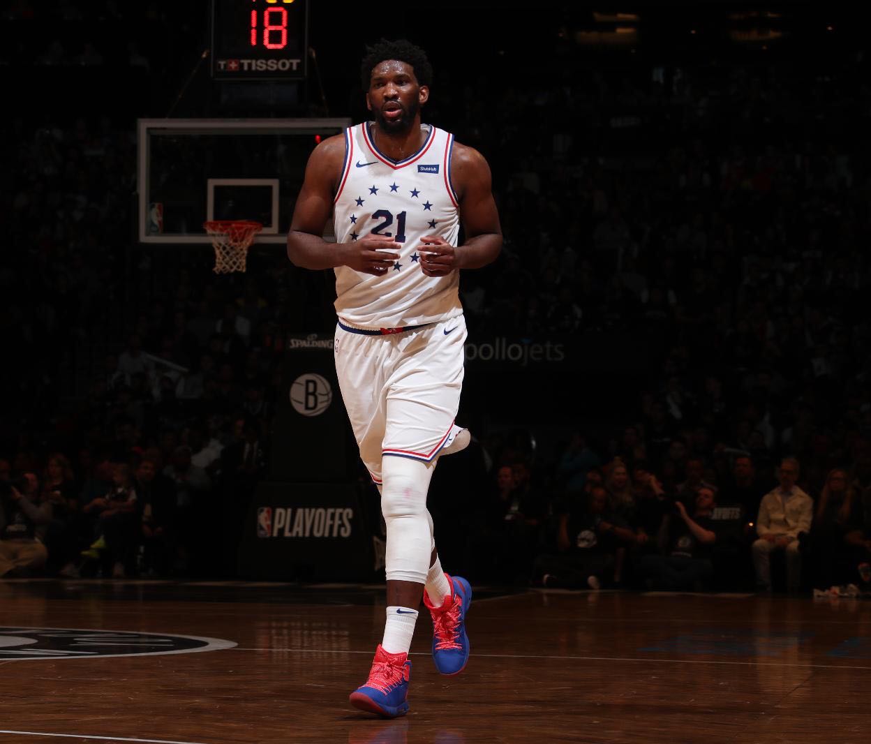 恩比德前11场季后赛拿下10次两双，NBA历史第九人