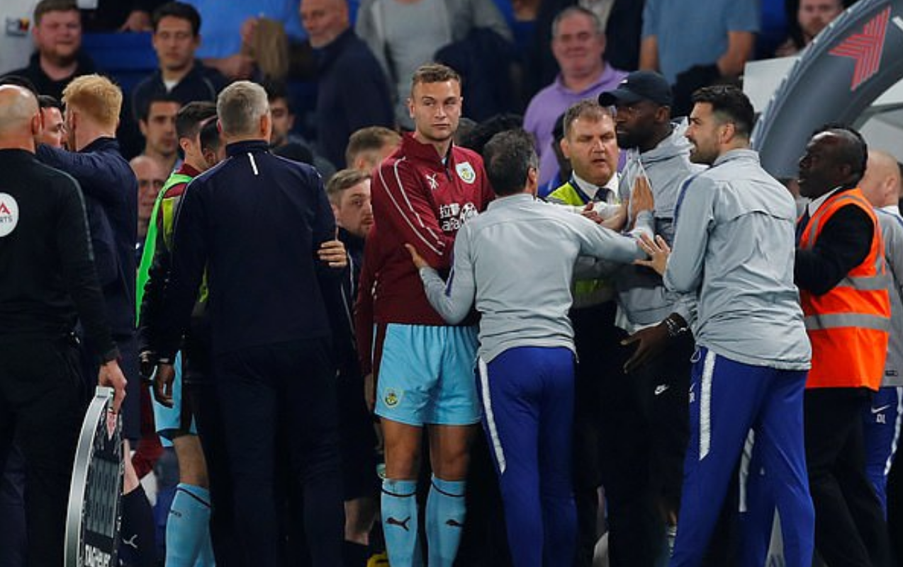 冲突不断，赛后吕迪格和伯恩利替补席发生激烈争吵