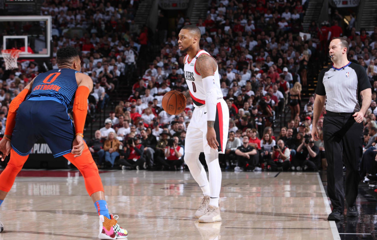 利拉德时刻!利拉德超远三分绝杀雷霆淘汰对手