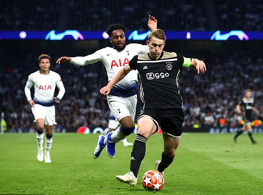 邮报赛后评分：范德贝克最佳，德里赫特8分