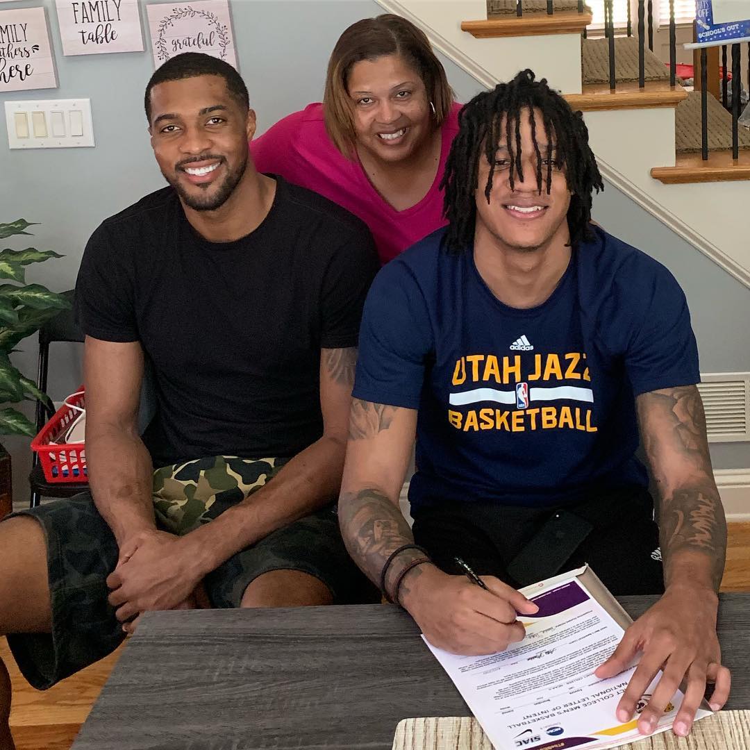 费沃斯祝贺弟弟收获大学奖学金:为你感到骄傲