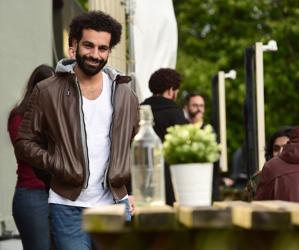 心情不错，萨拉赫出现在德比郡一酒吧进行广告拍摄