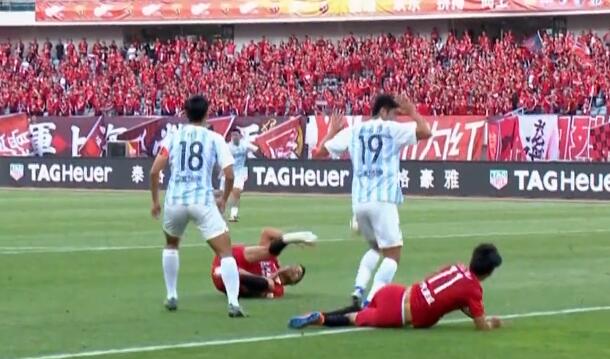 GIF:埃尔克森撞伤吕文君,李圣龙替补登场