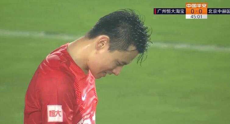 GIF:恒大半场前错失良机,郜林门前包抄将球打偏