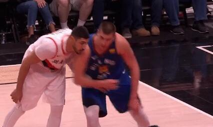 坎特发布约基奇撞他的视频：NBA裁判你们看一下吧